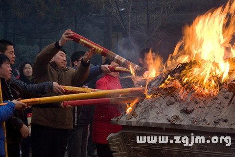 梦见父母烧香着起了火