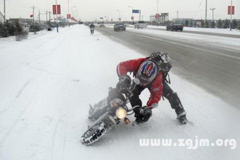 梦见雪地滑倒